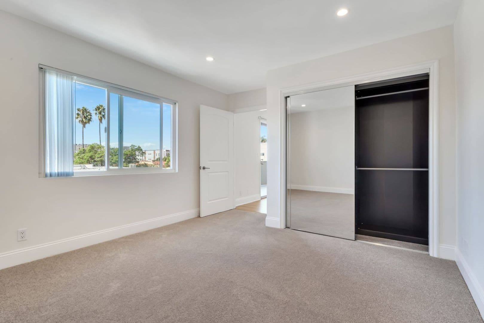 Los Angeles Apartment: 929 S Bedford St