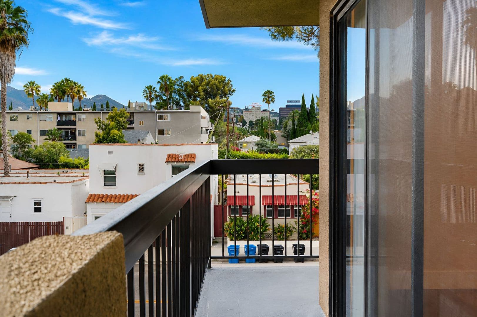 Los Angeles Apartment: 1255 N Orange Dr