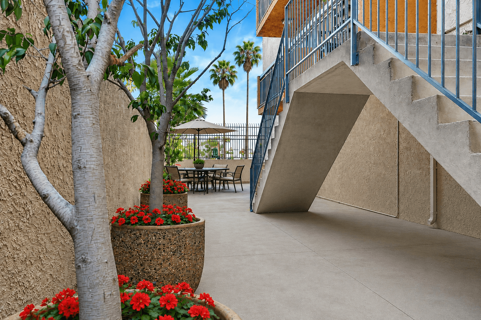 Los Angeles Apartment: 1520 N Vista St