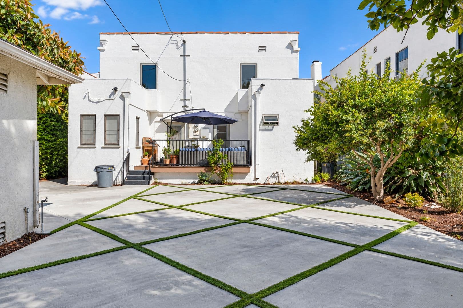 Beverly Hills Apartment: 151-153 N Clark Dr