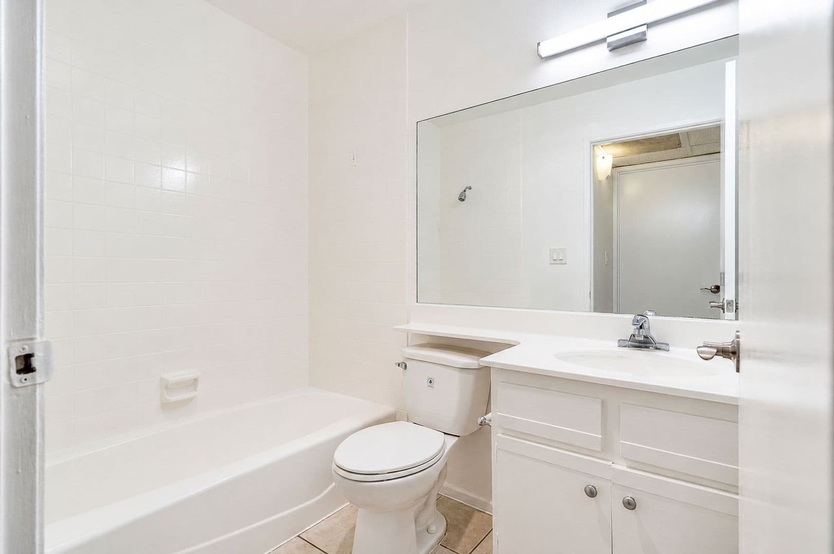 Los Angeles Apartment: 1520 N Vista St
