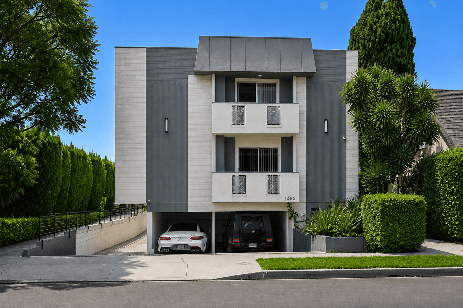 Los Angeles Apartment: 1469 S Canfield Ave