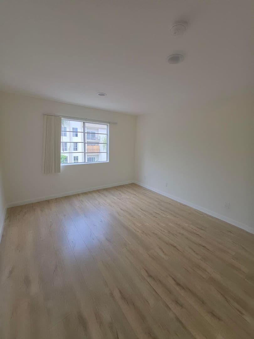 Los Angeles Apartment: 2050 S Bentley Ave