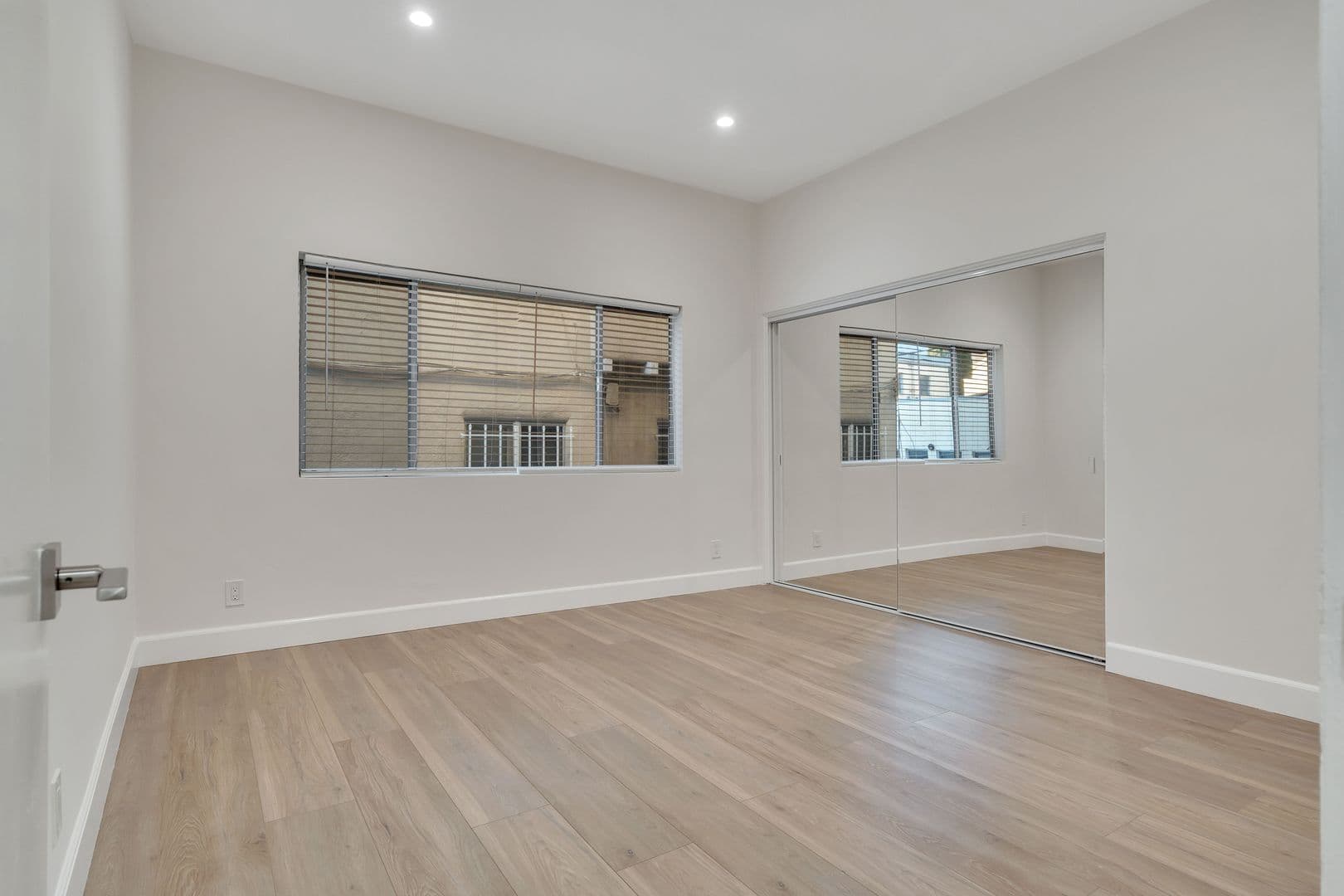 Beverly Hills Apartment: 134 S Elm Dr
