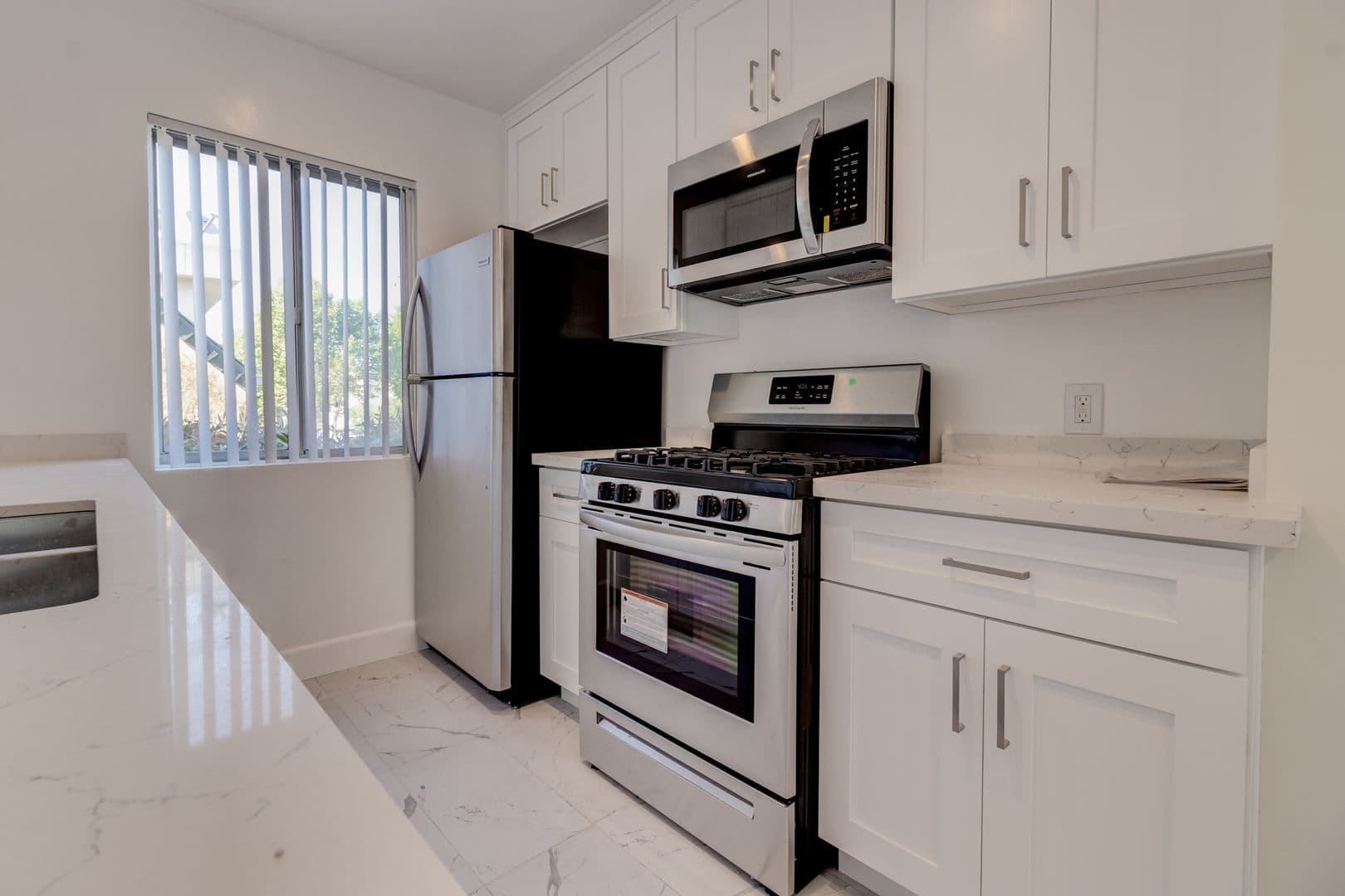 Los Angeles Apartment: 1469 S Canfield Ave