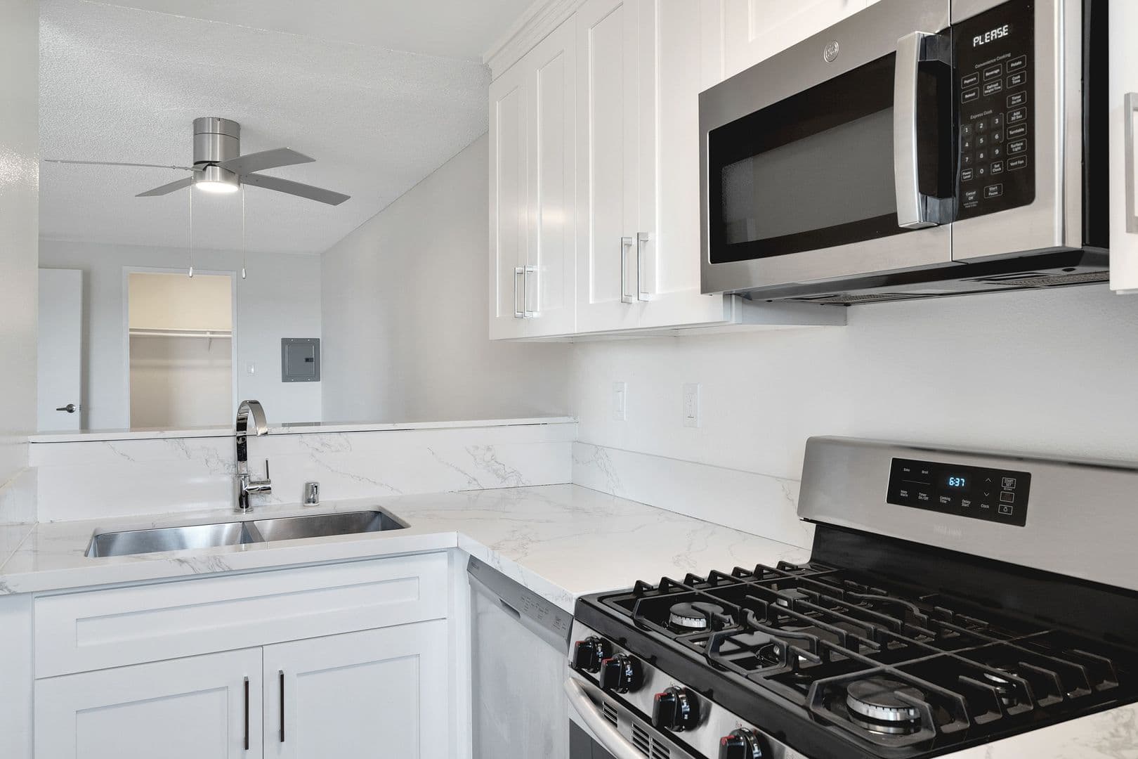 Los Angeles Apartment: 1255 N Orange Dr