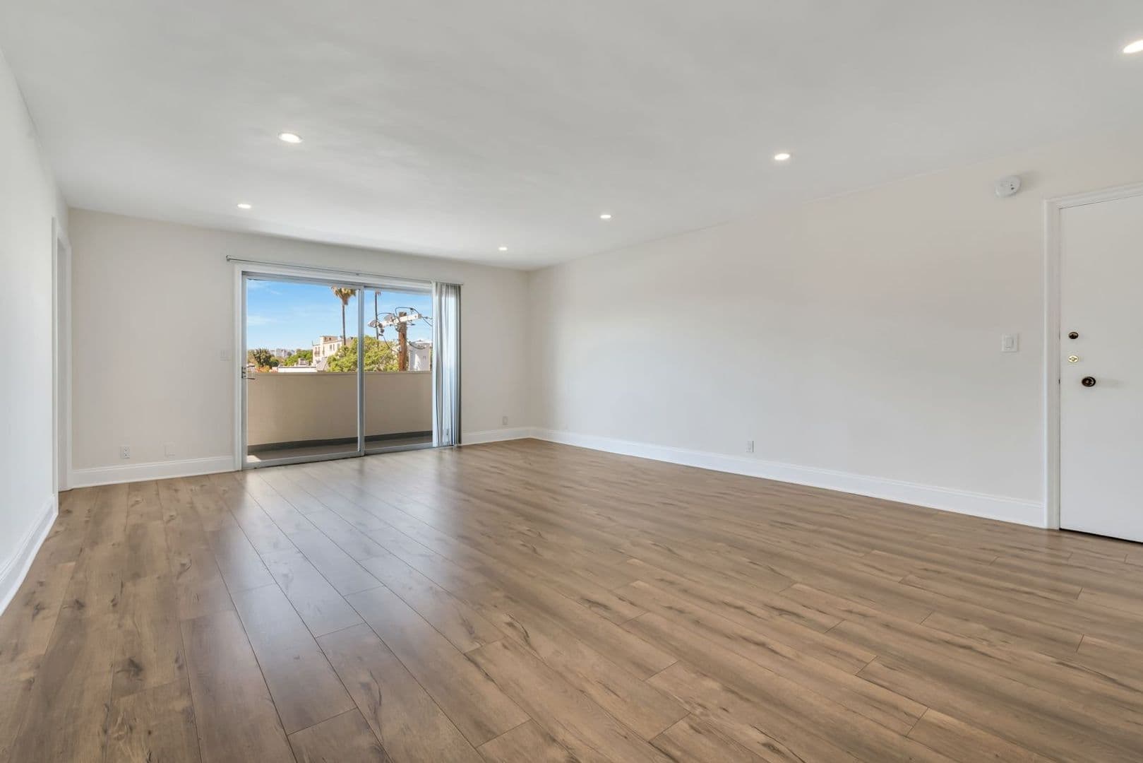 Los Angeles Apartment: 929 S Bedford St