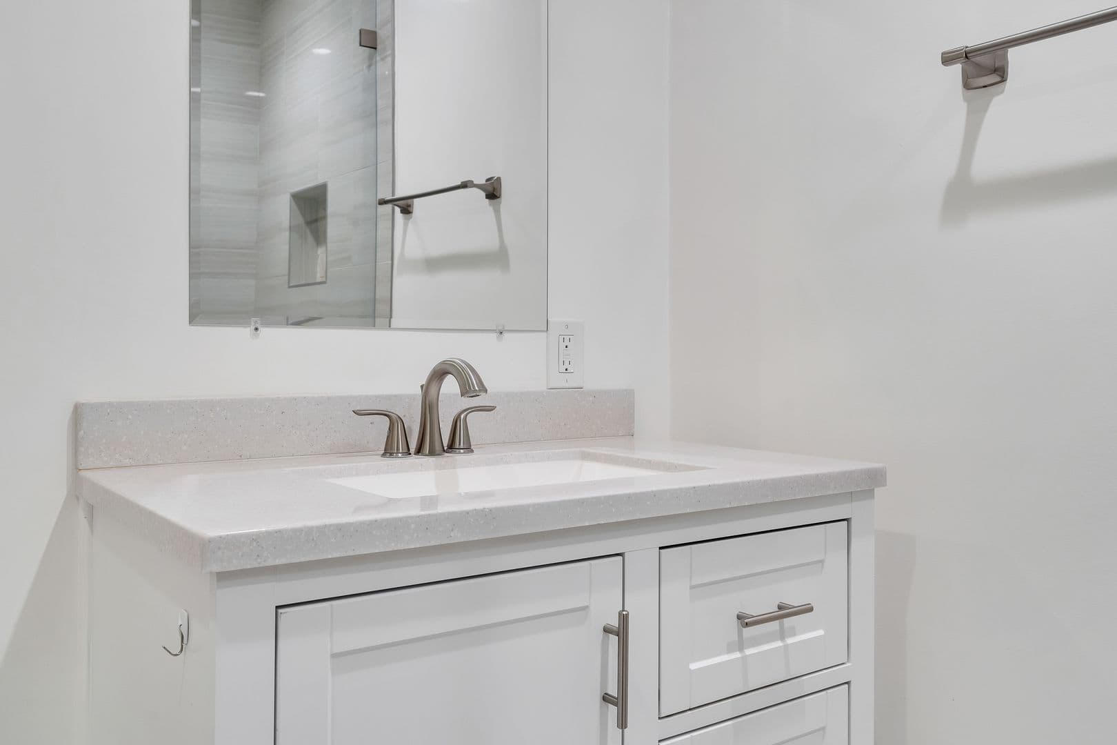 Beverly Hills Apartment: 134 S Elm Dr