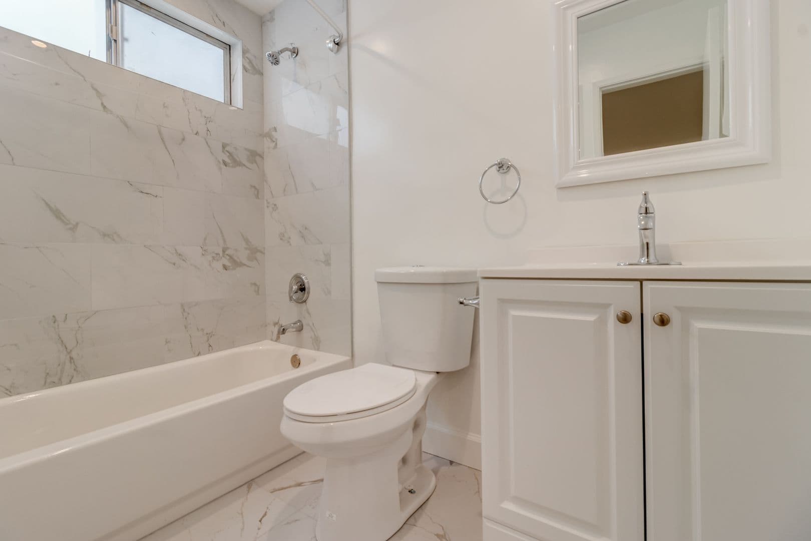 Los Angeles Apartment: 1469 S Canfield Ave