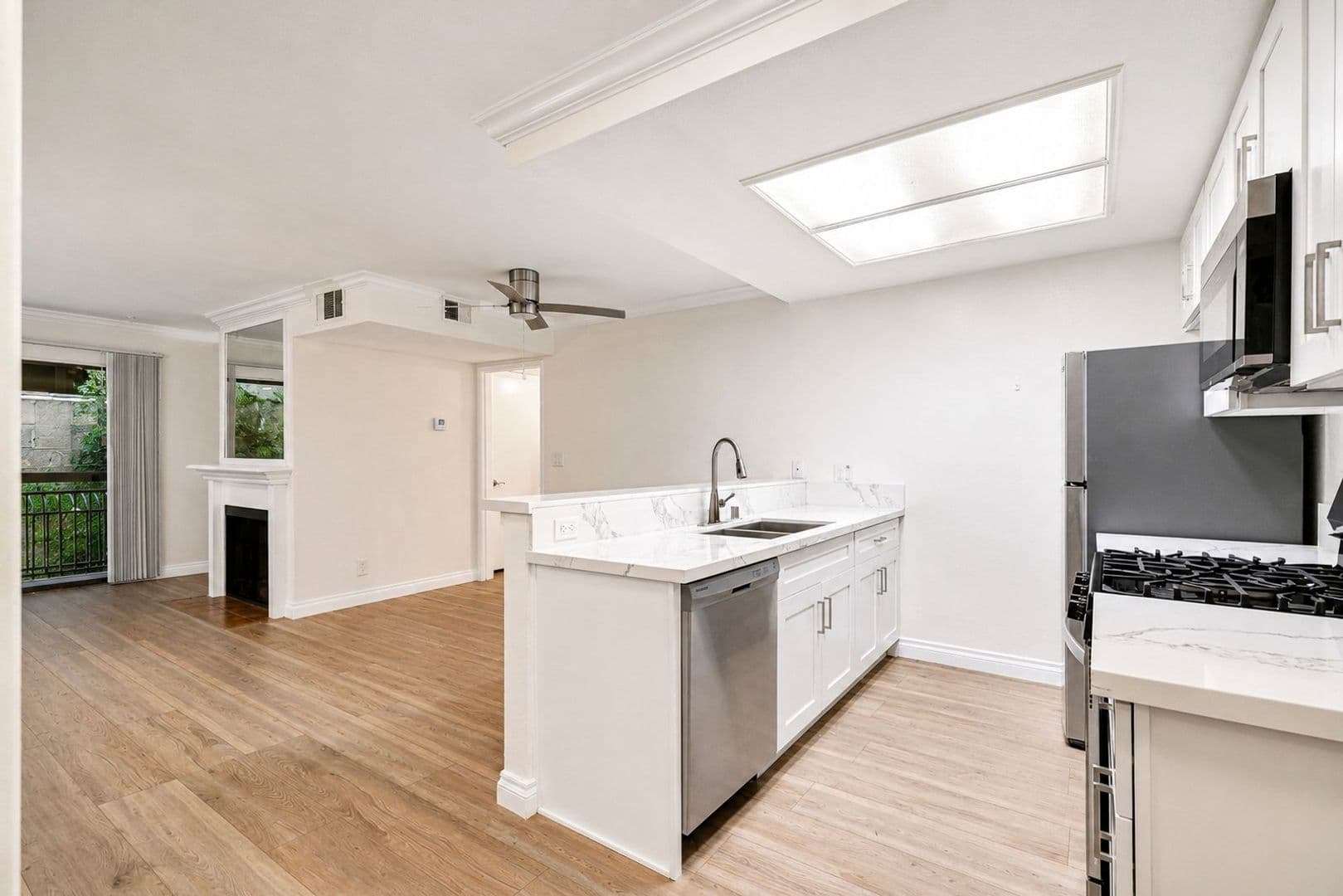 Los Angeles Apartment: 1520 N Vista St