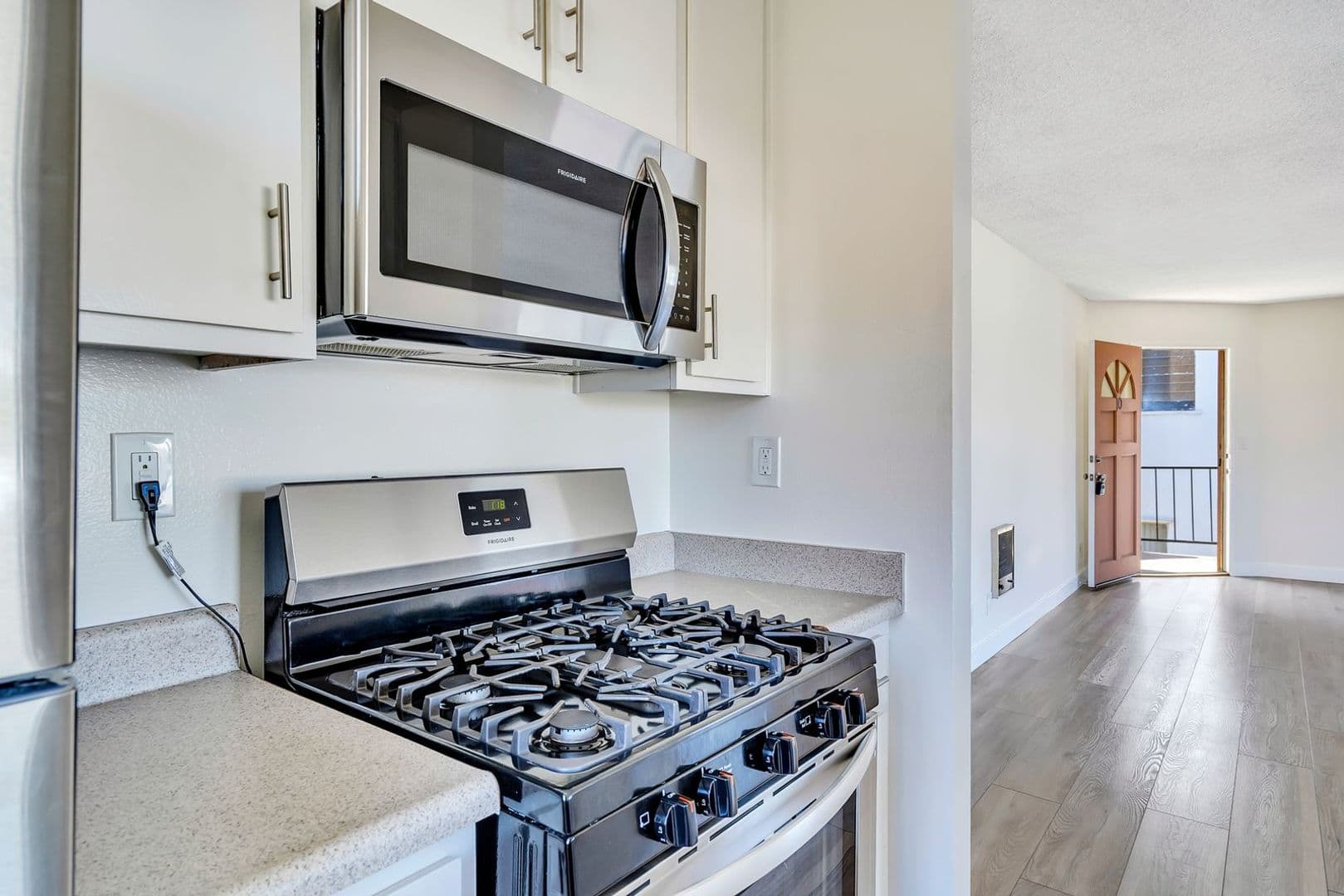 Los Angeles Apartment: 1436 S Centinela Ave