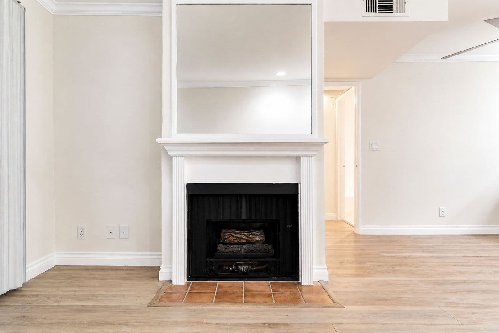 Los Angeles Apartment: 1520 N Vista St