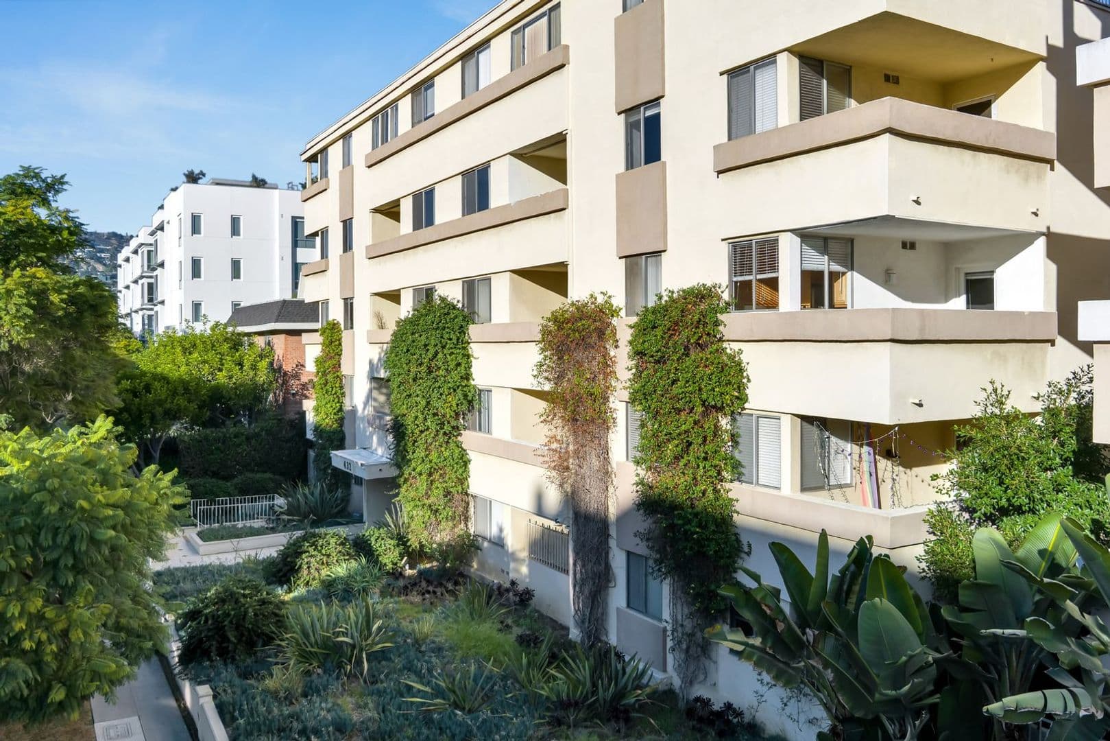 Beverly Hills Apartment: 432 N Palm Dr