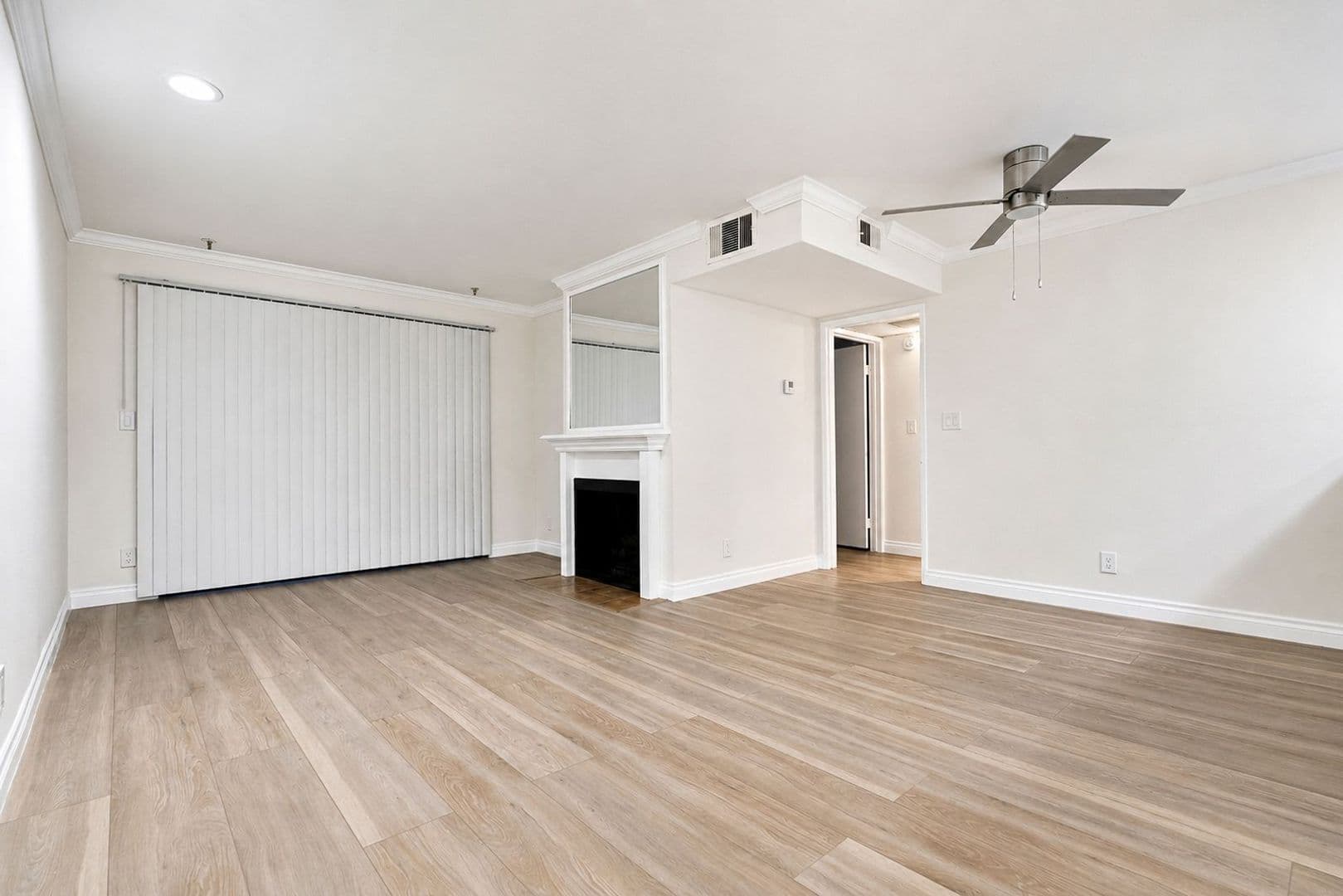 Los Angeles Apartment: 1520 N Vista St