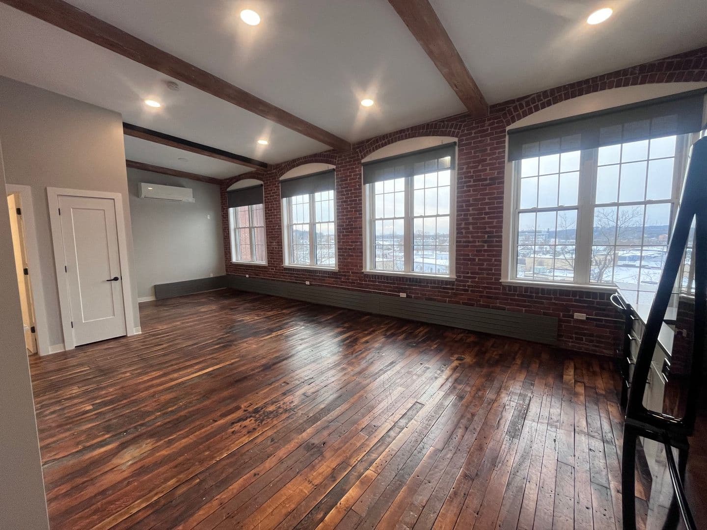 Manchester Apartment: 252 Willow Street