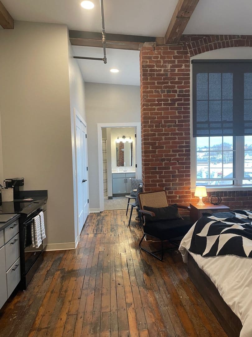 Manchester Apartment: 252 Willow Street