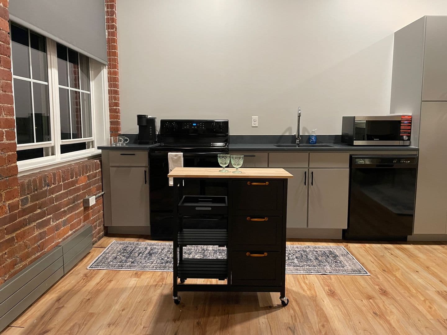 Manchester Apartment: 252 Willow Street