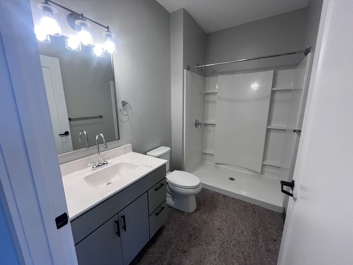 Manchester Apartment: 252 Willow Street