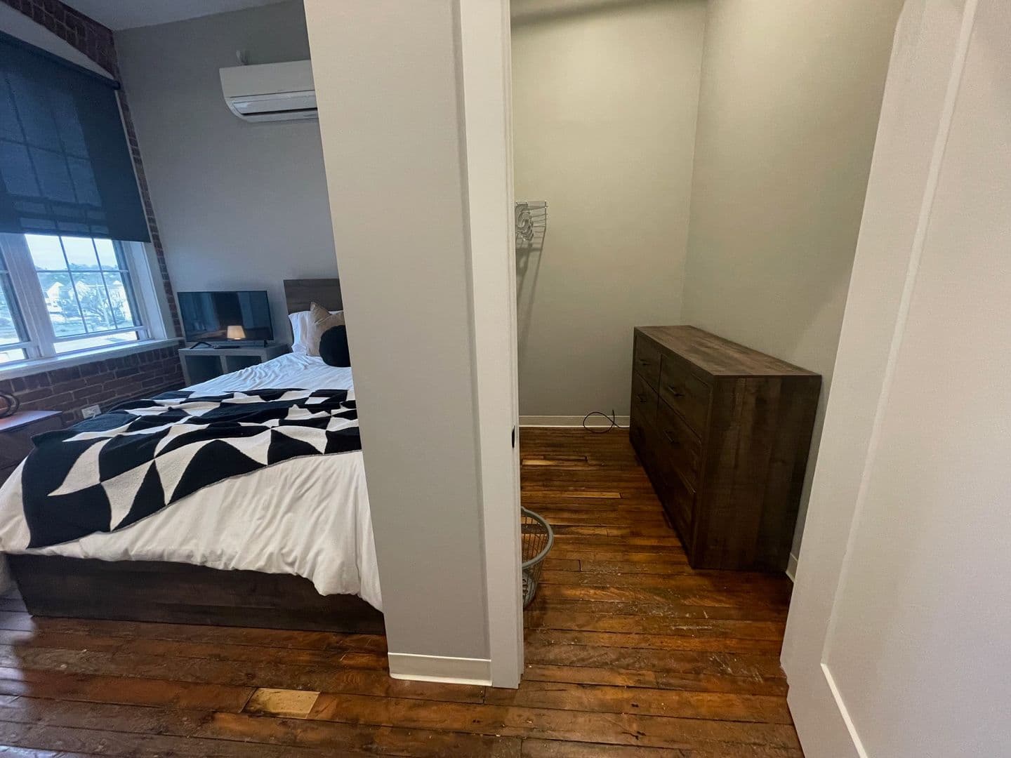 Manchester Apartment: 252 Willow Street