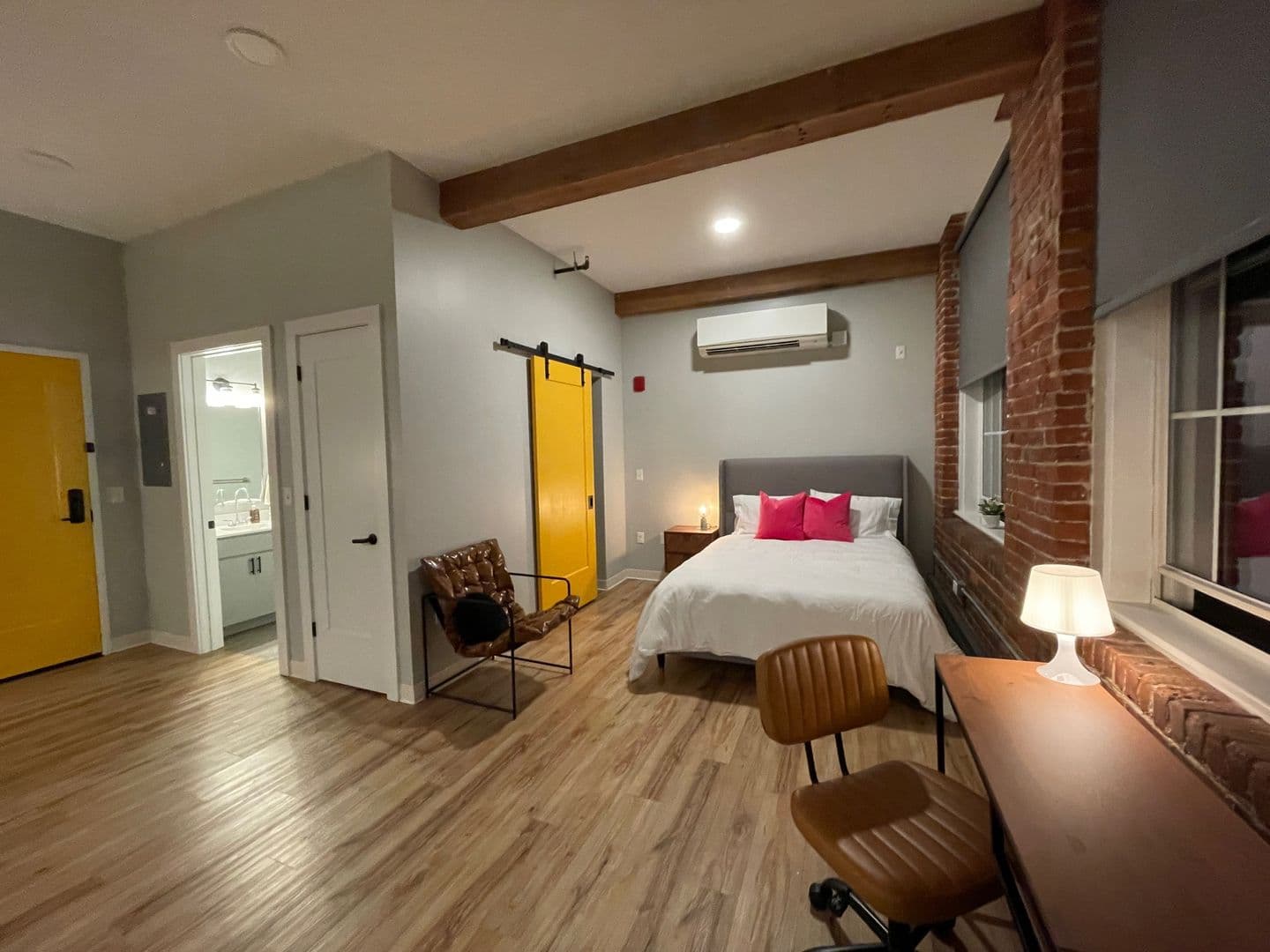 Manchester Apartment: 252 Willow Street