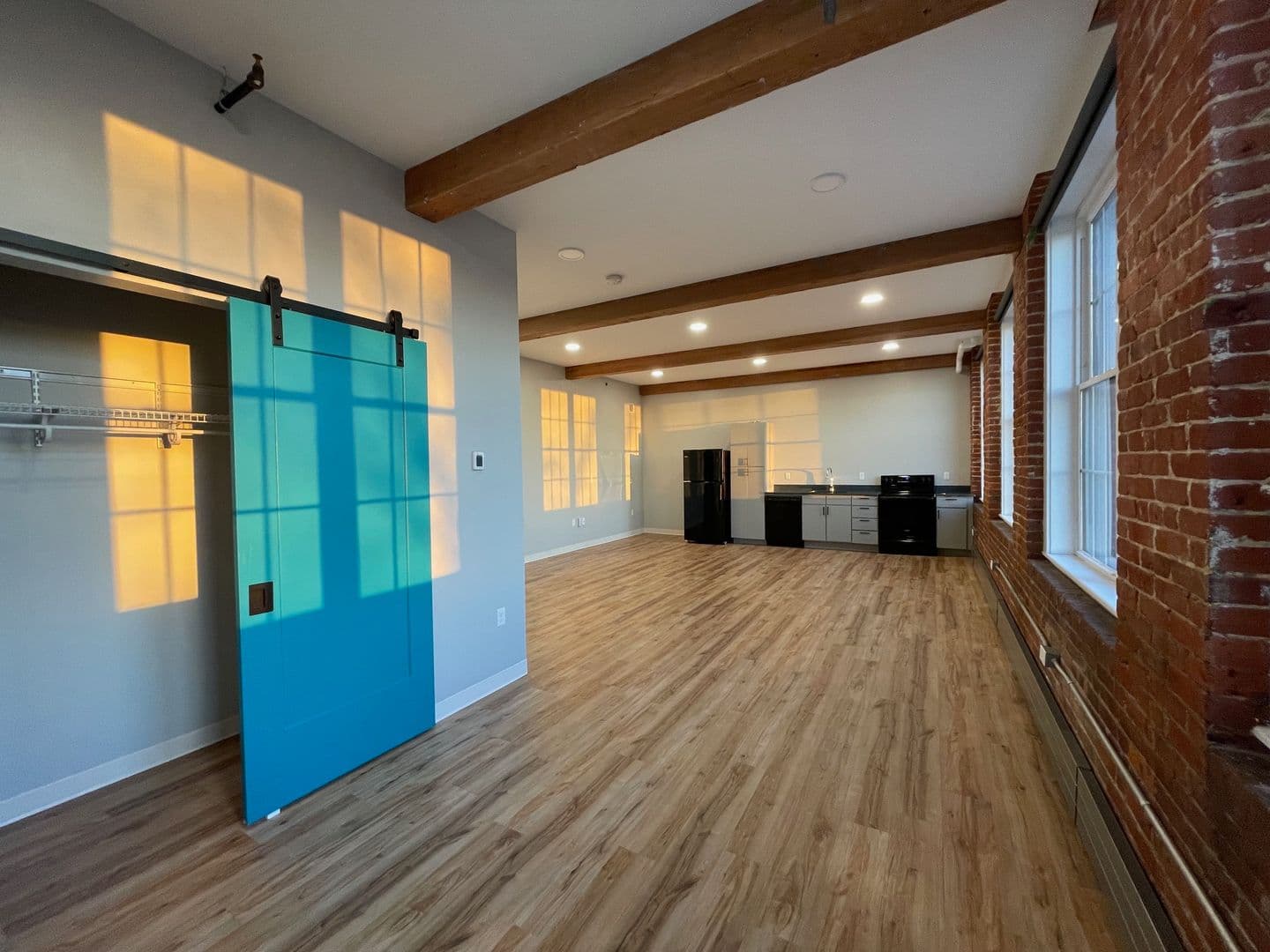 Manchester Apartment: 252 Willow Street