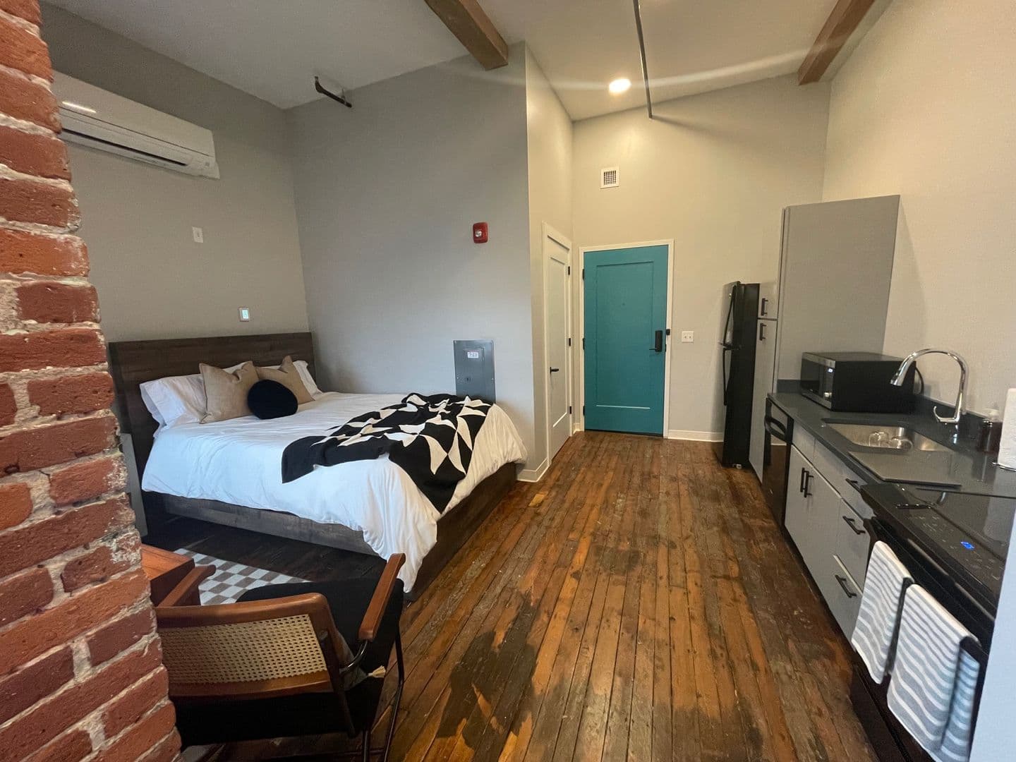 Manchester Apartment: 252 Willow Street