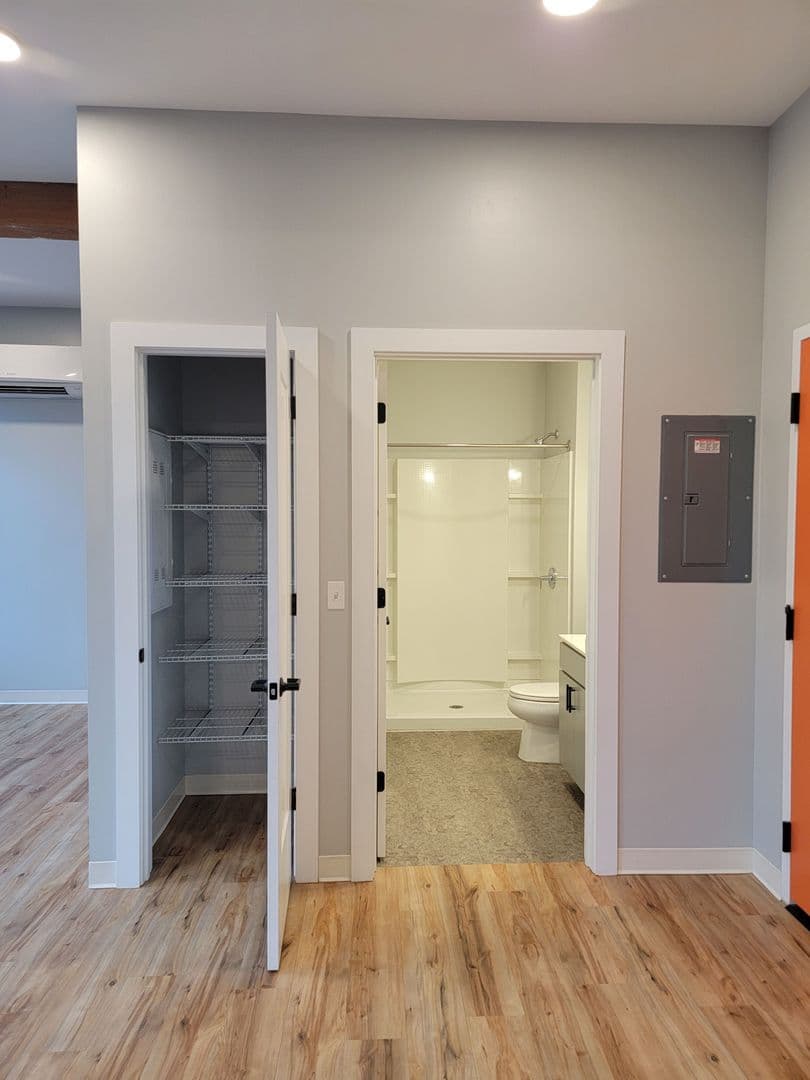 Manchester Apartment: 252 Willow Street