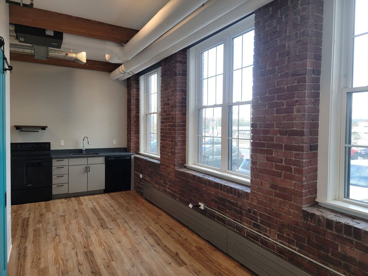 Manchester Apartment: 252 Willow Street