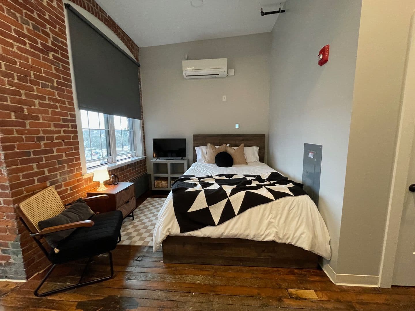 Manchester Apartment: 252 Willow Street