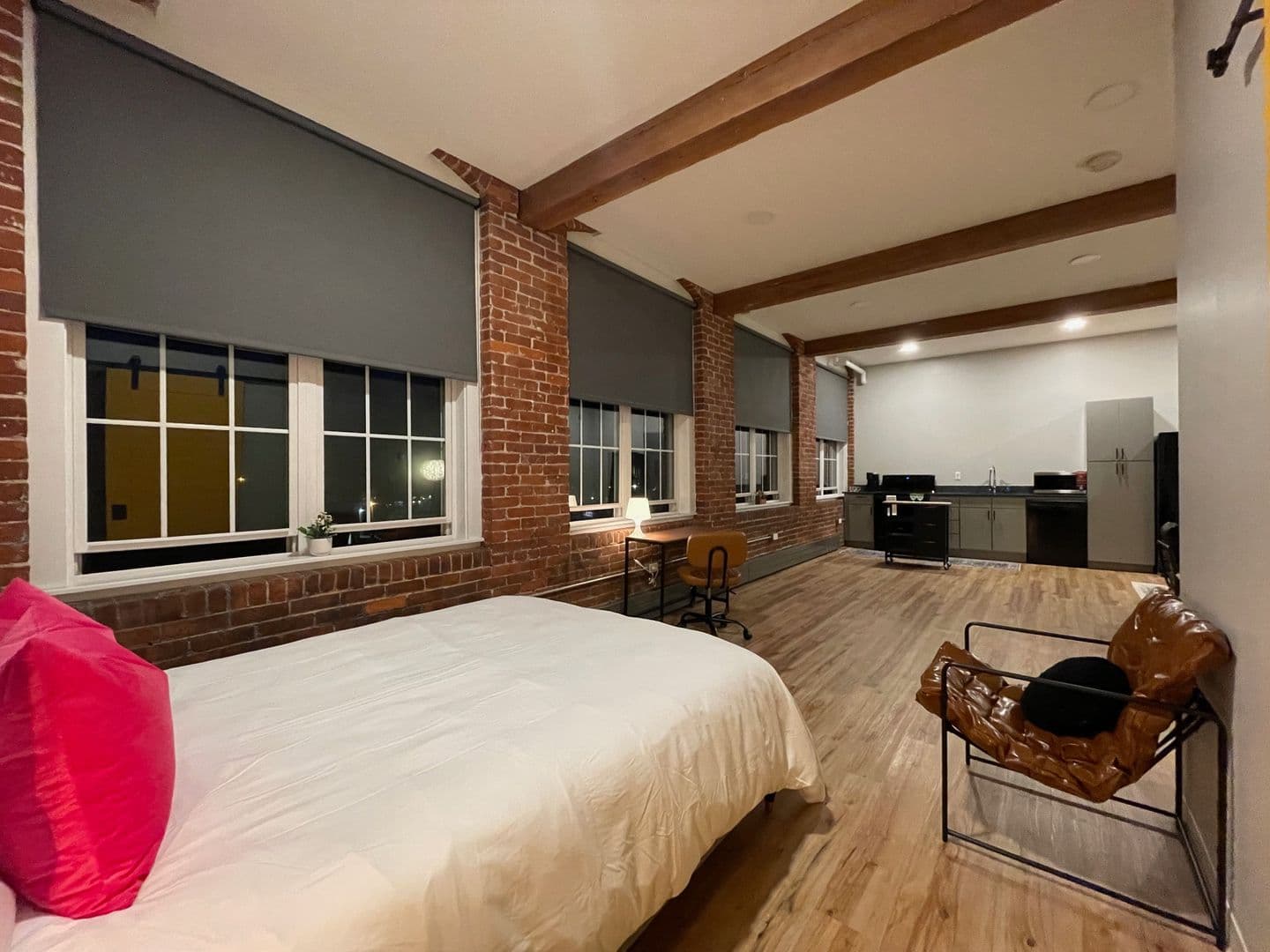 Manchester Apartment: 252 Willow Street