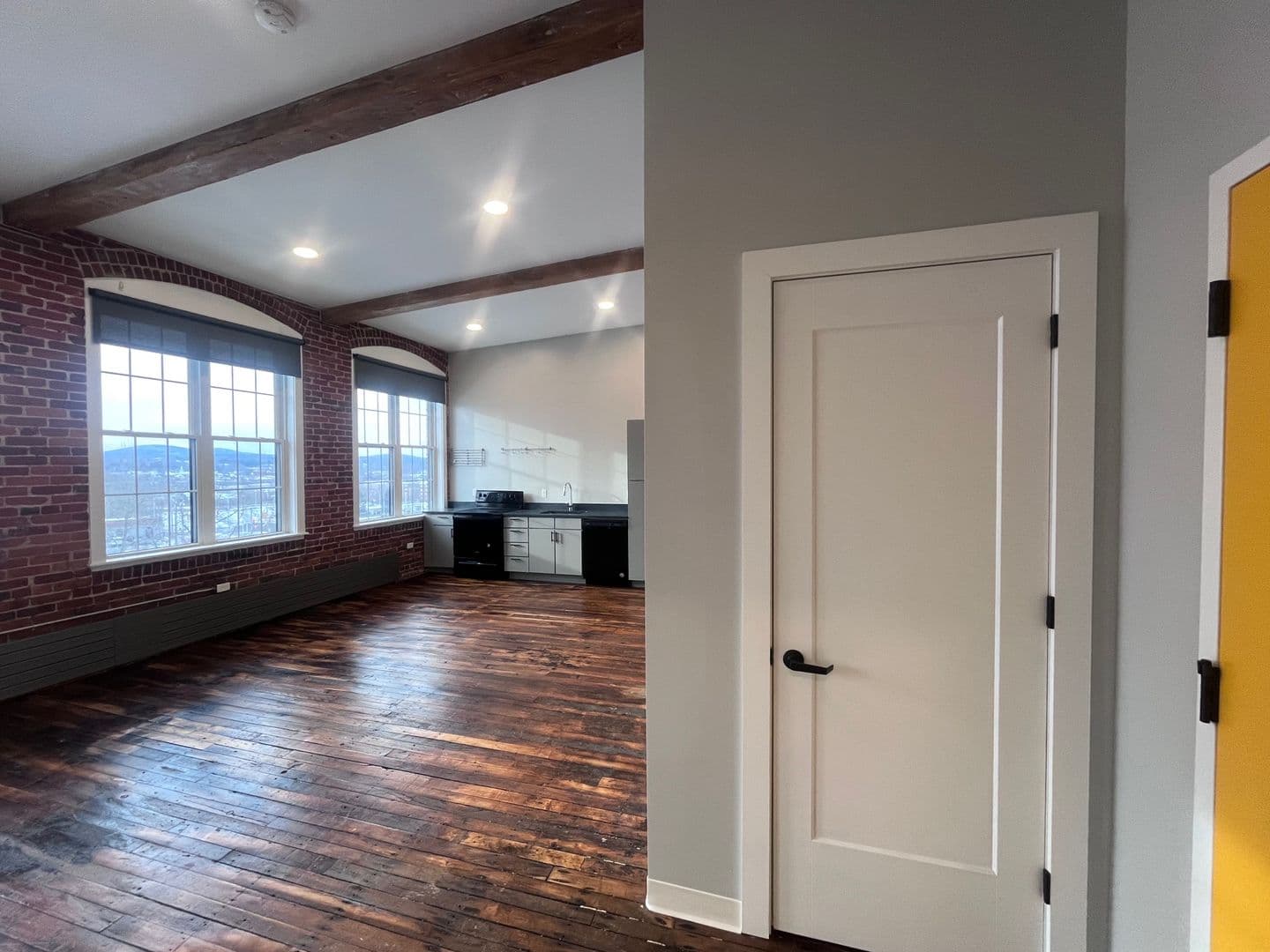 Manchester Apartment: 252 Willow Street