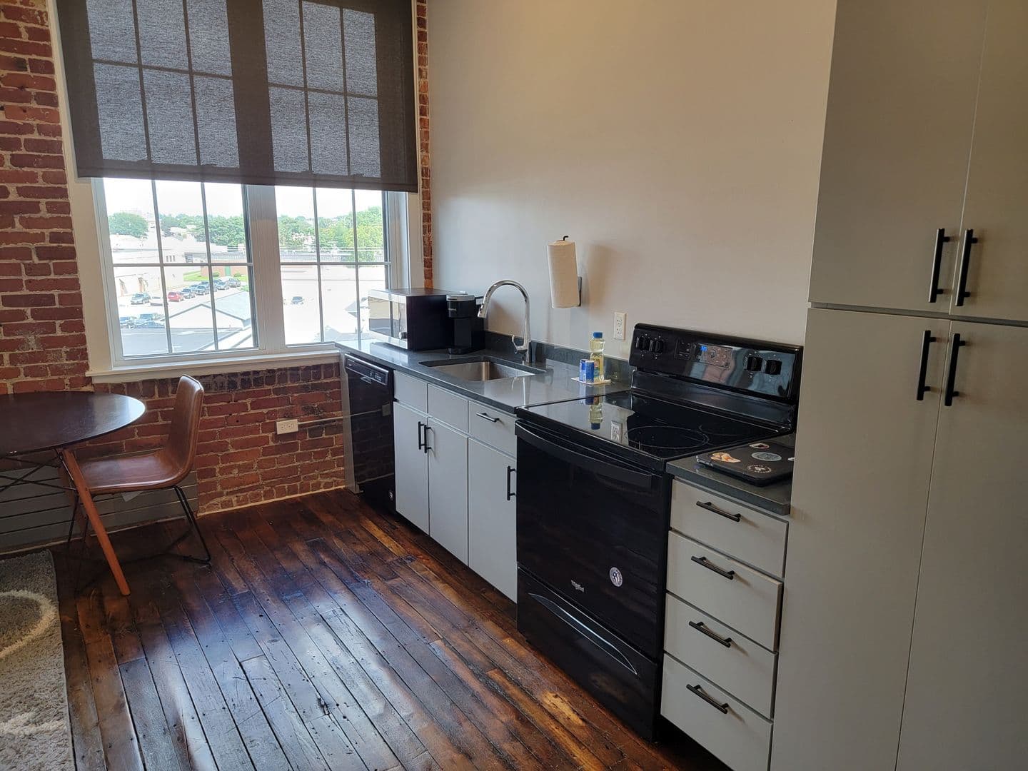 Manchester Apartment: 252 Willow Street