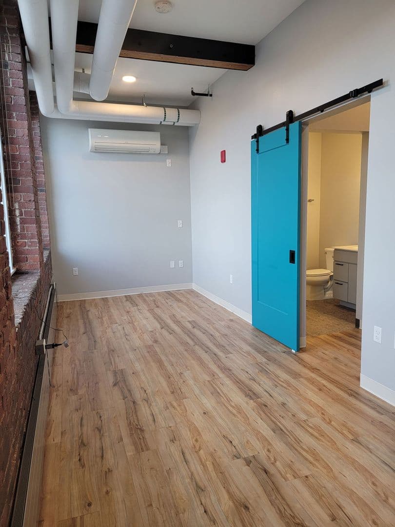 Manchester Apartment: 252 Willow Street