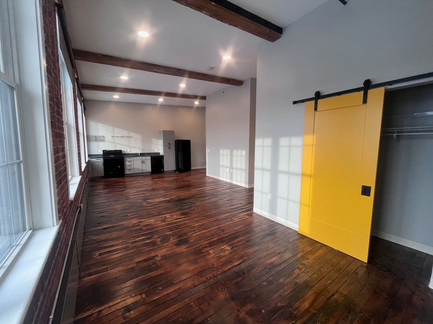 Manchester Apartment: 252 Willow Street