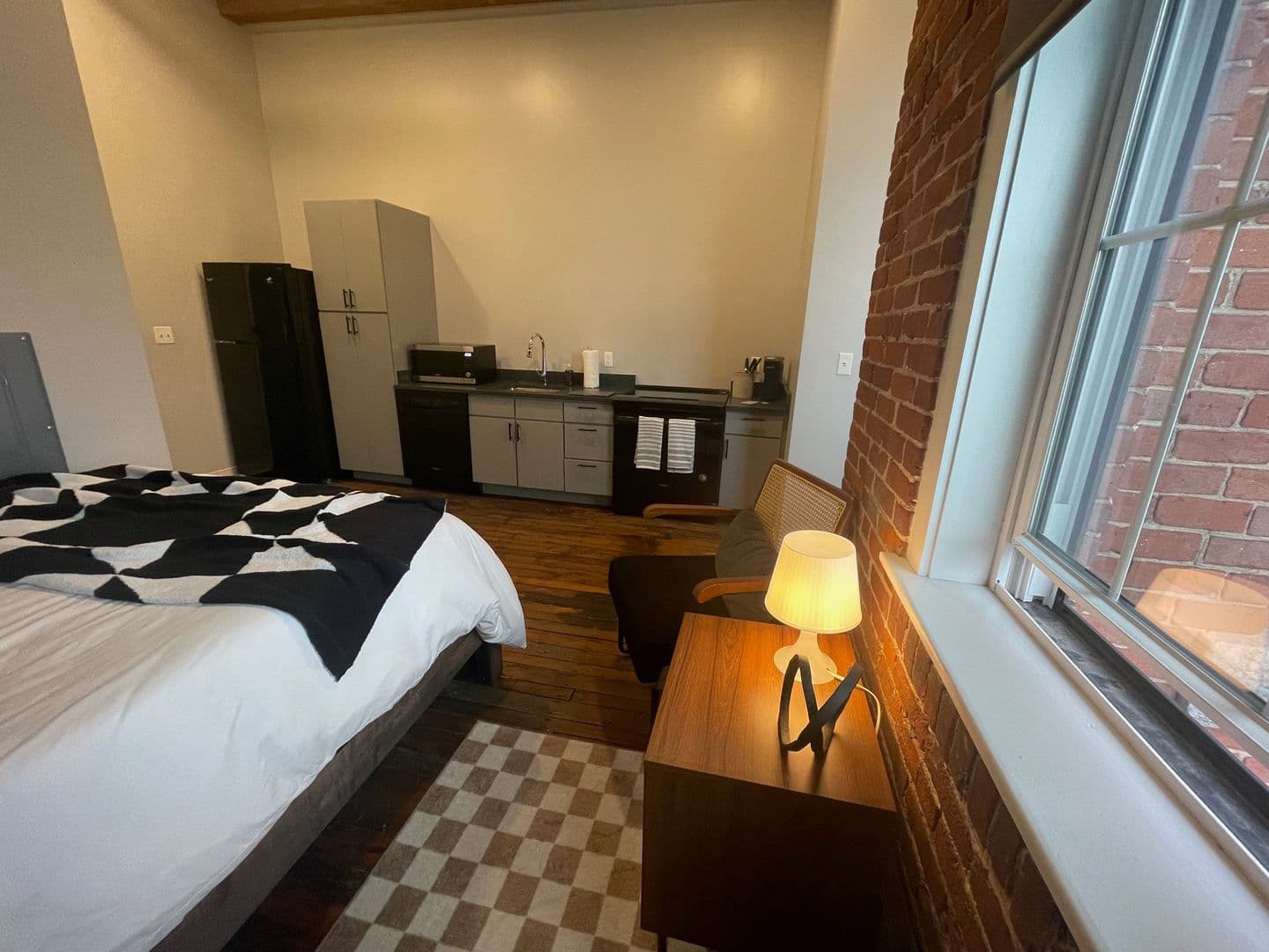 Manchester Apartment: 252 Willow Street