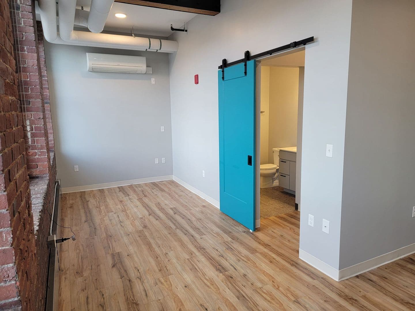 Manchester Apartment: 252 Willow Street