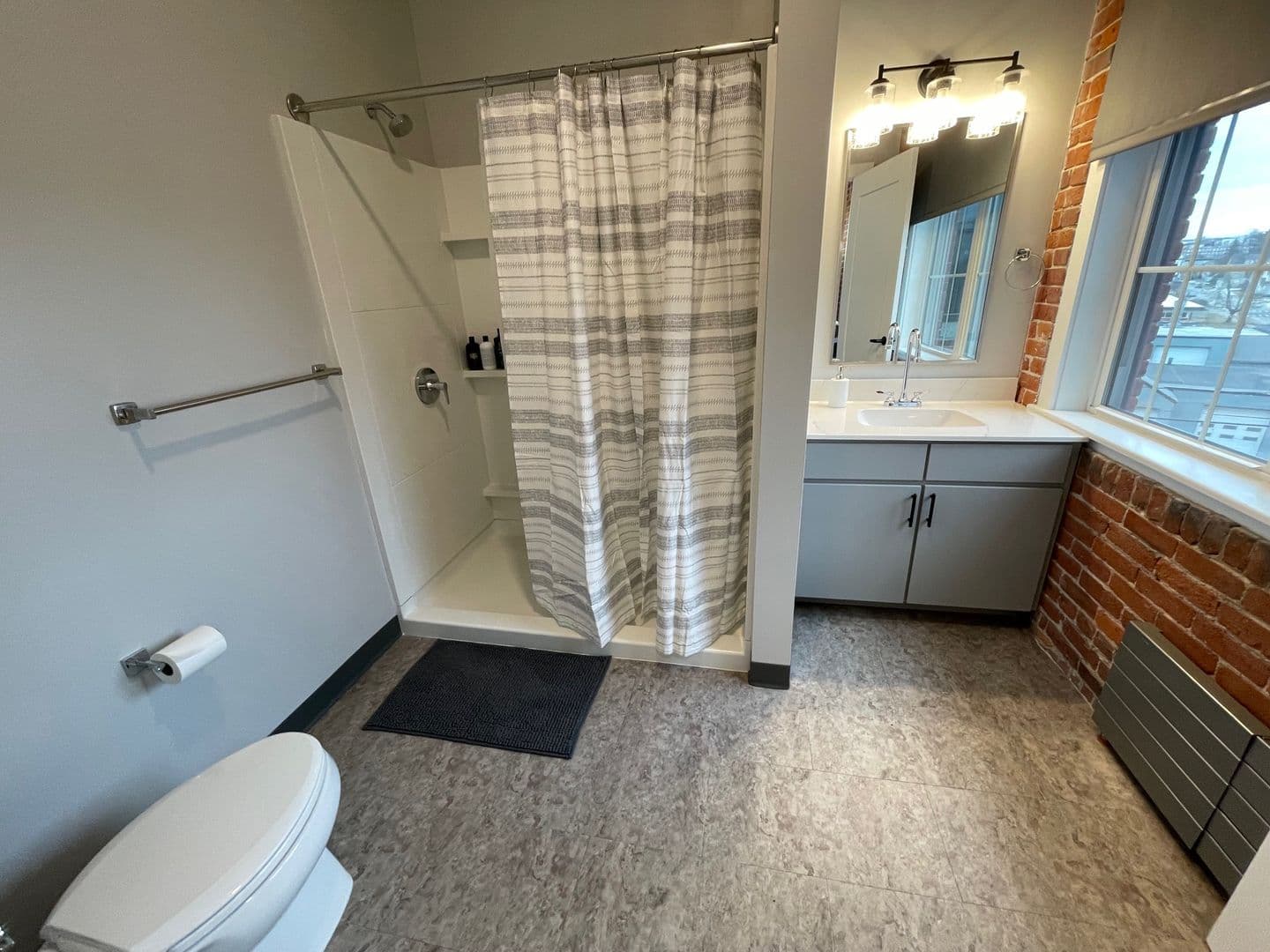Manchester Apartment: 252 Willow Street
