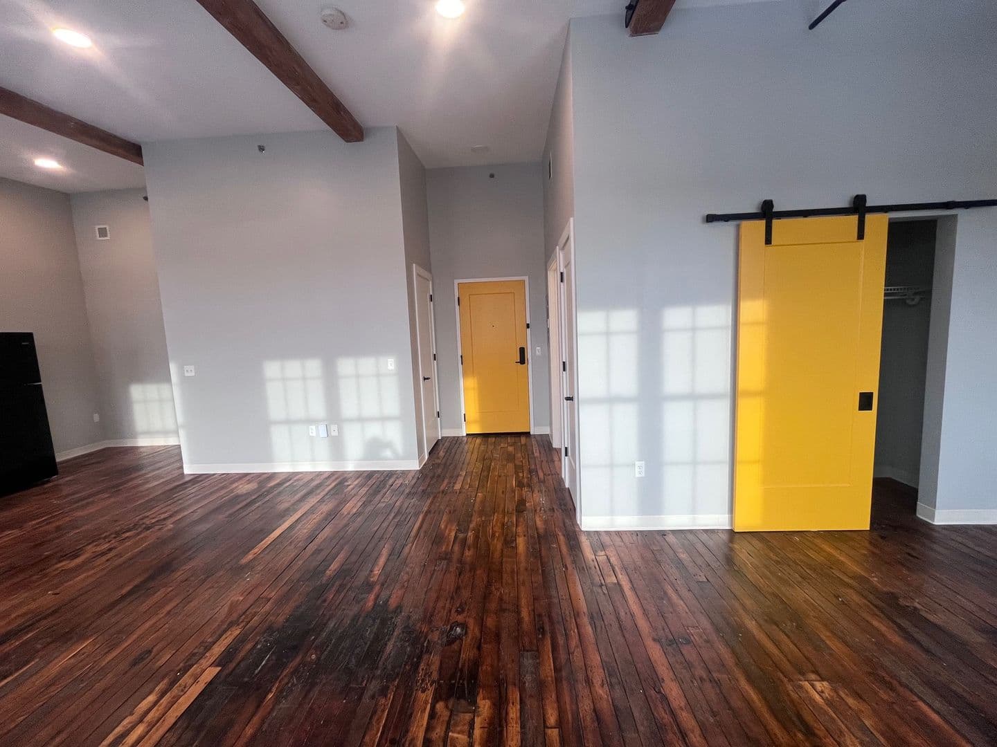 Manchester Apartment: 252 Willow Street