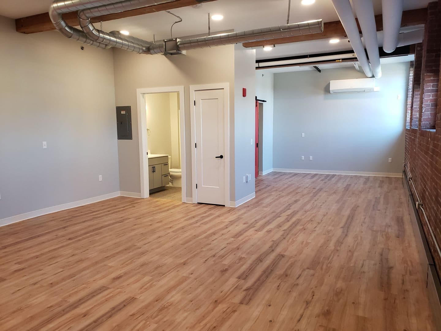 Manchester Apartment: 252 Willow Street