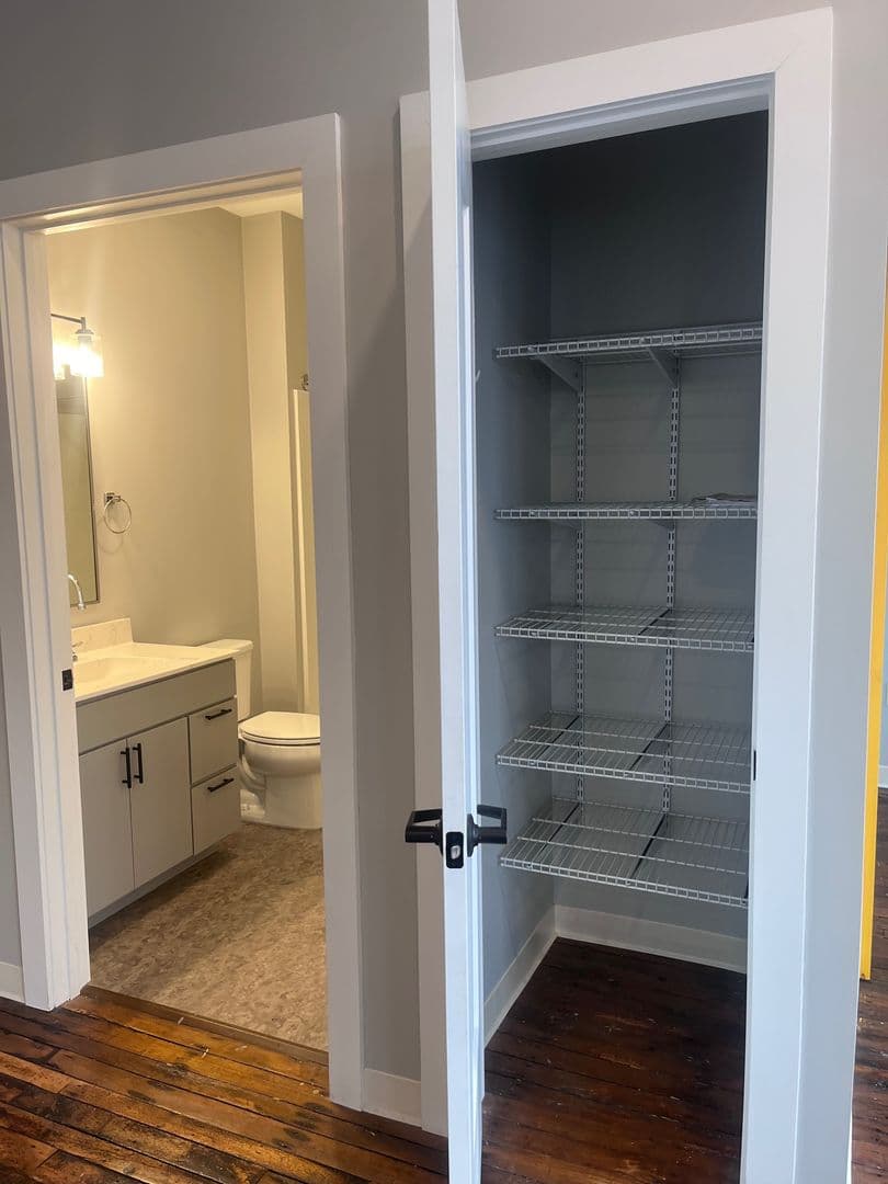 Manchester Apartment: 252 Willow Street