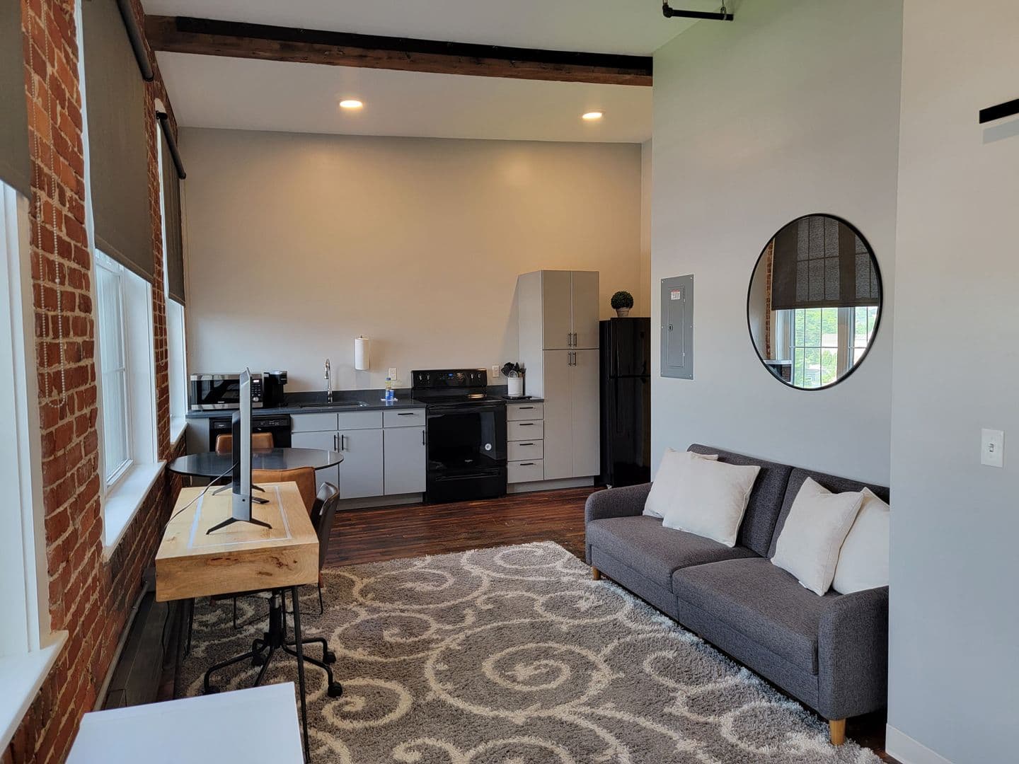 Manchester Apartment: 252 Willow Street