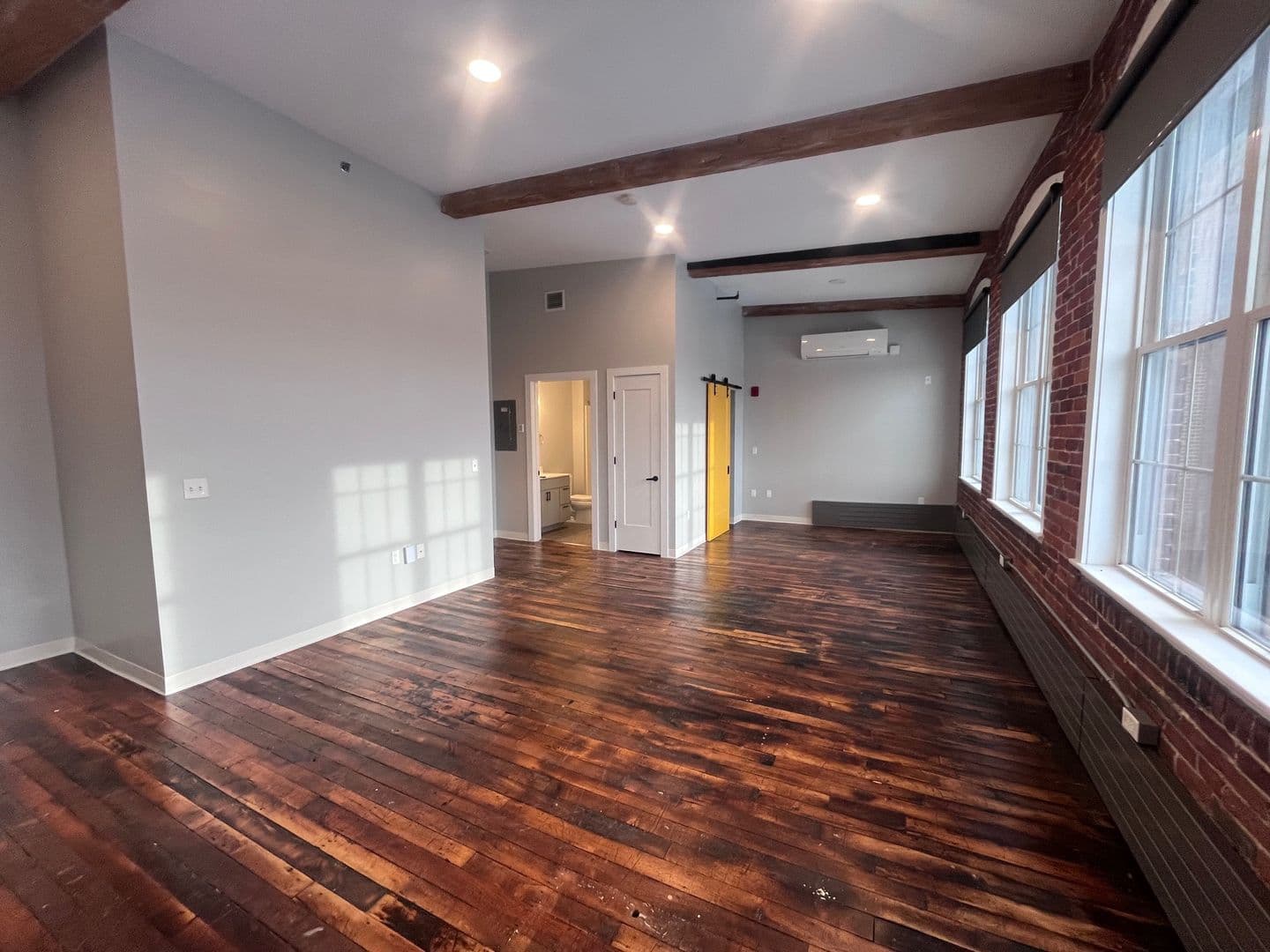 Manchester Apartment: 252 Willow Street