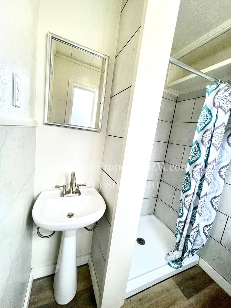 Myrtle Point Apartment: 426 4th St