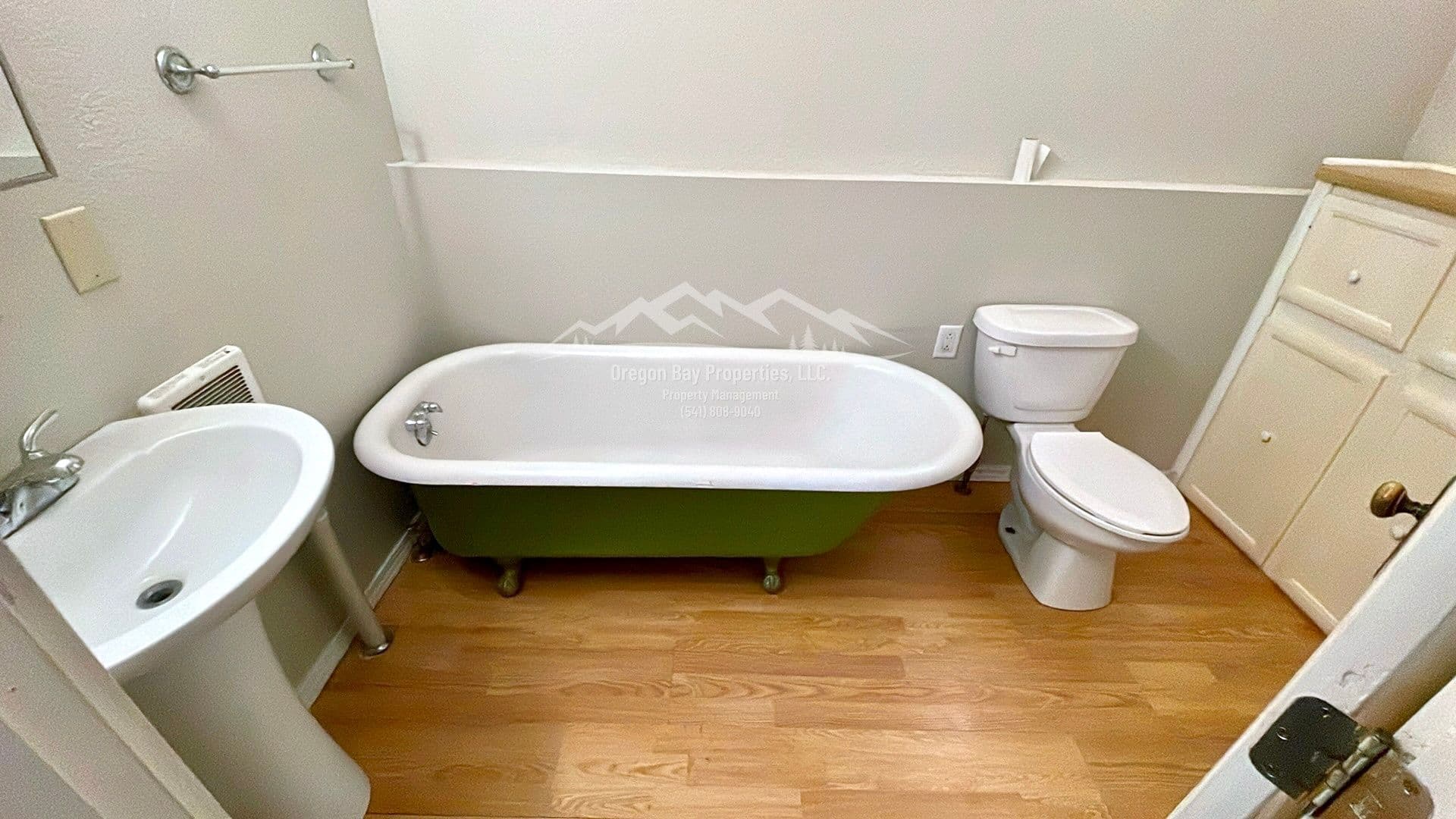Coquille Apartment: 310 N. Dean St