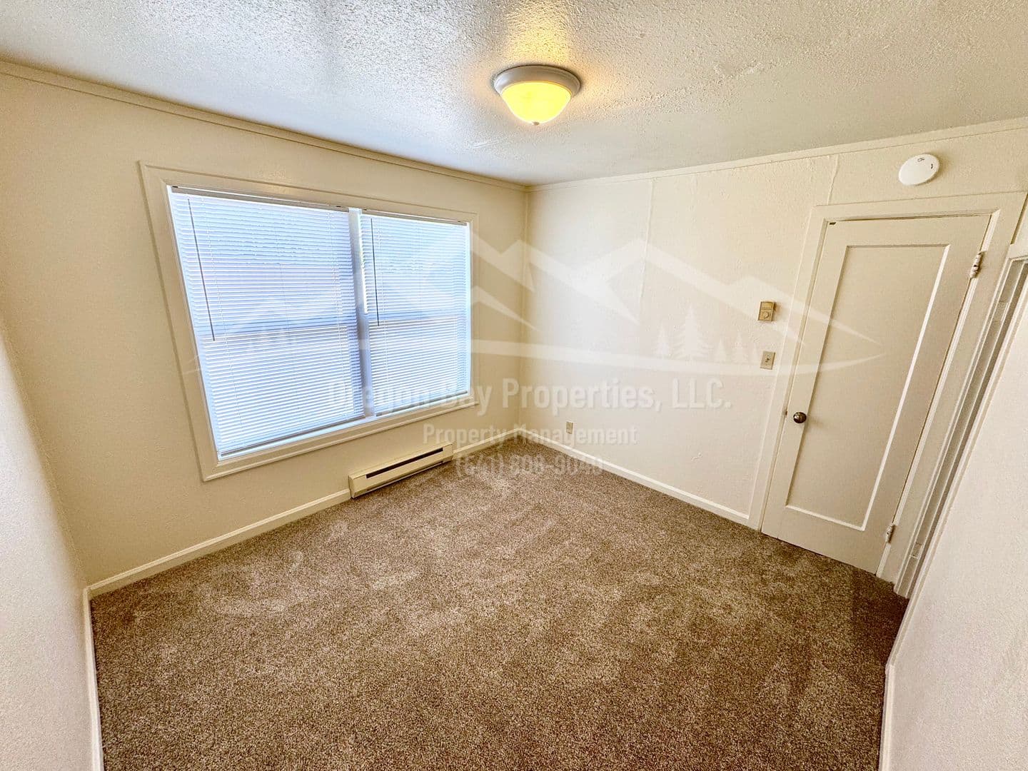 Reedsport Apartment: 920 Winchester Ave