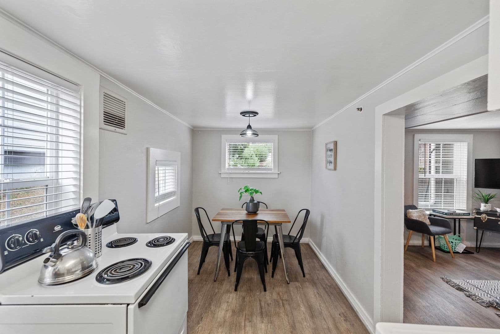 Coos Bay Apartment: 864 S 5th St. #6