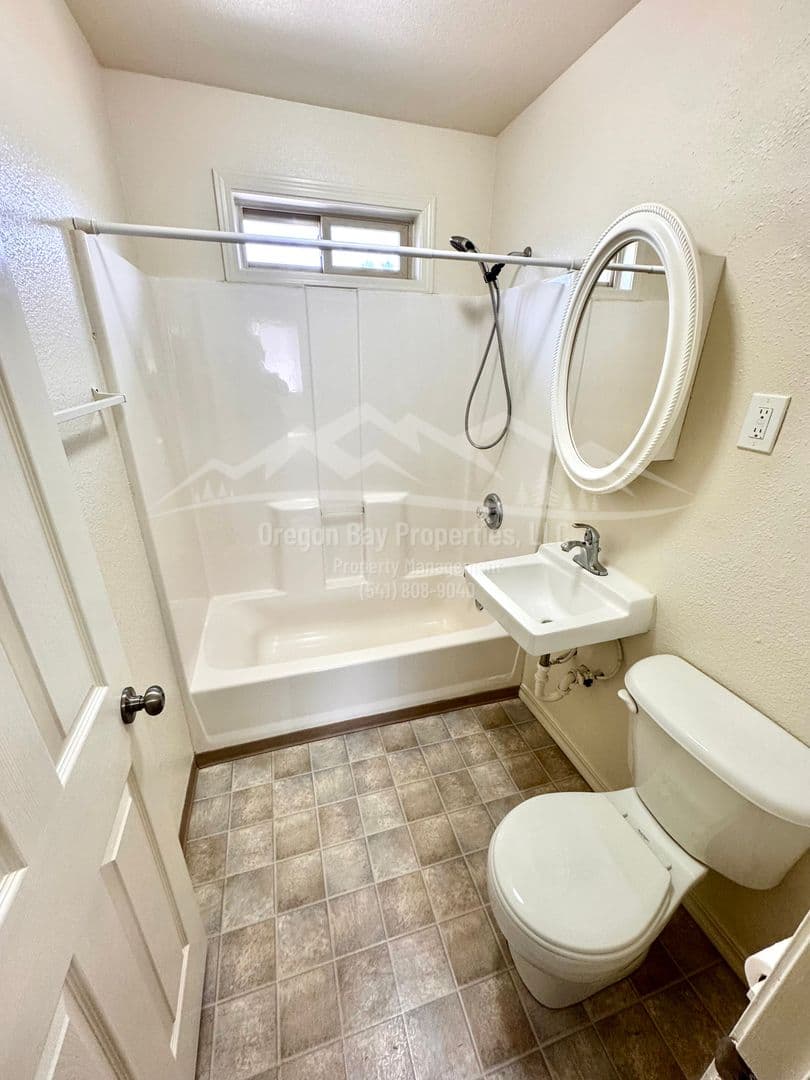 Reedsport Apartment: 920 Winchester Ave