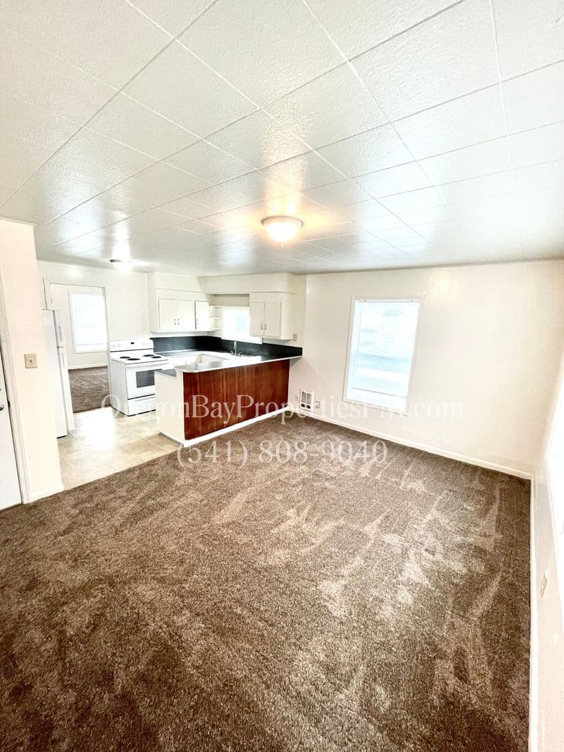 Myrtle Point Apartment: 426 4th St