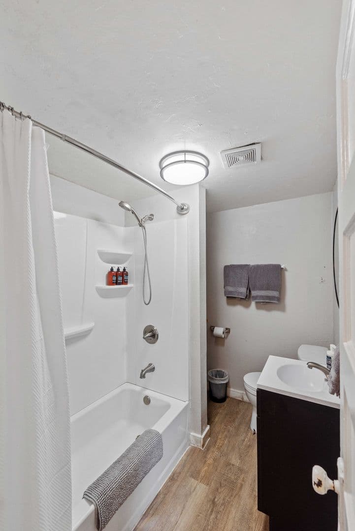 Coos Bay Apartment: 864 S 5th St. #6