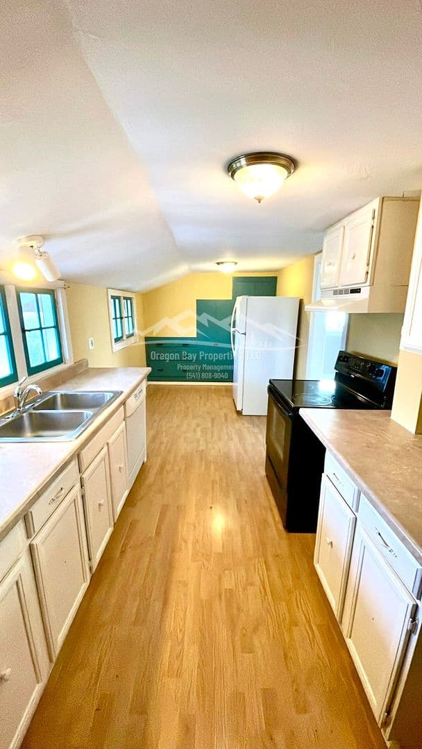 Coquille Apartment: 310 N. Dean St